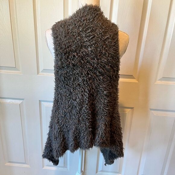 KENSIE | Gray Shaggy Waterfall Faux Fur Vest - Picture 3 of 9